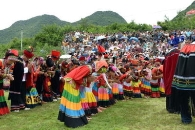 欢度隆林火把节 载歌载舞大联欢_新浪旅游_新浪网