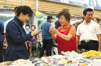 韩国中秋节放假5天与春节相当 朴槿惠赴市场买过节食品 图
