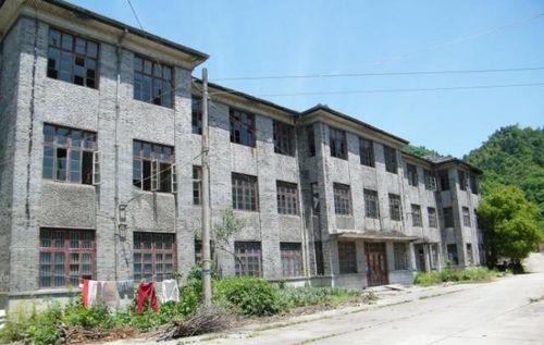 大别山中这家兵工厂,生产船舰柴油机,产品放山洞,今人去楼空