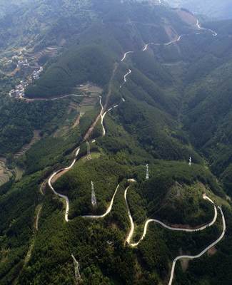 筑就群众致富路,隆林县4年建村级道路2433公里