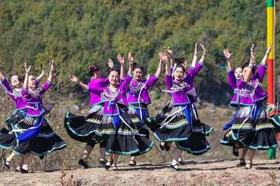 广西隆林举办苗族“跳坡节”,数万名群众盛装打扮欢度节日